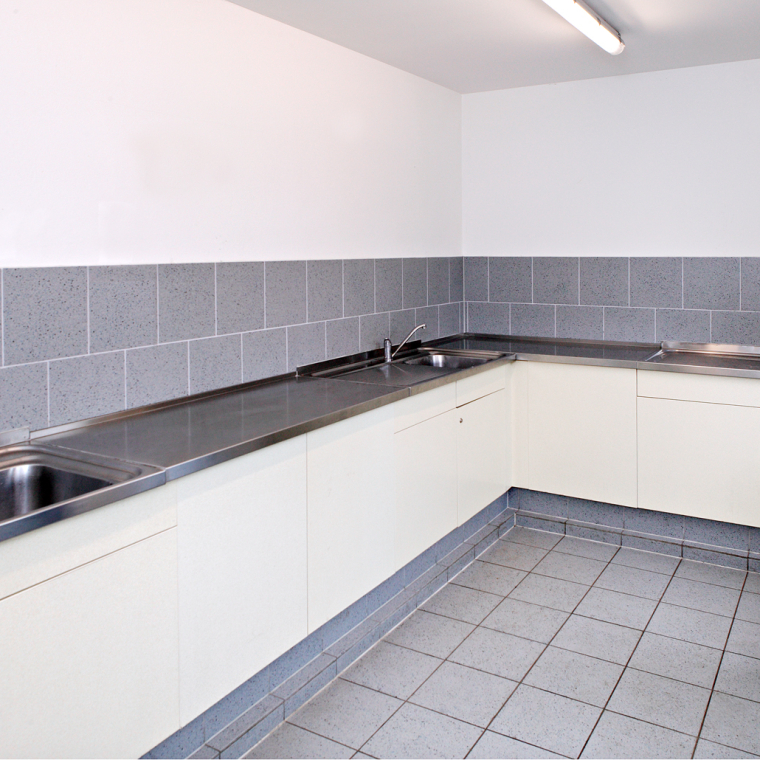 Geschirrspülbecken in allen Gebäuden vorhanden