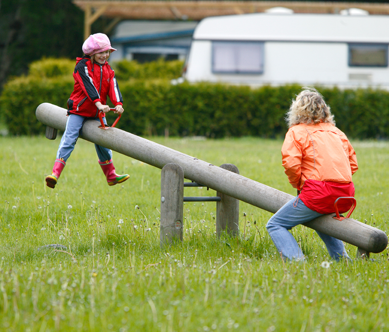 Wippen auf unserem Spielplatz