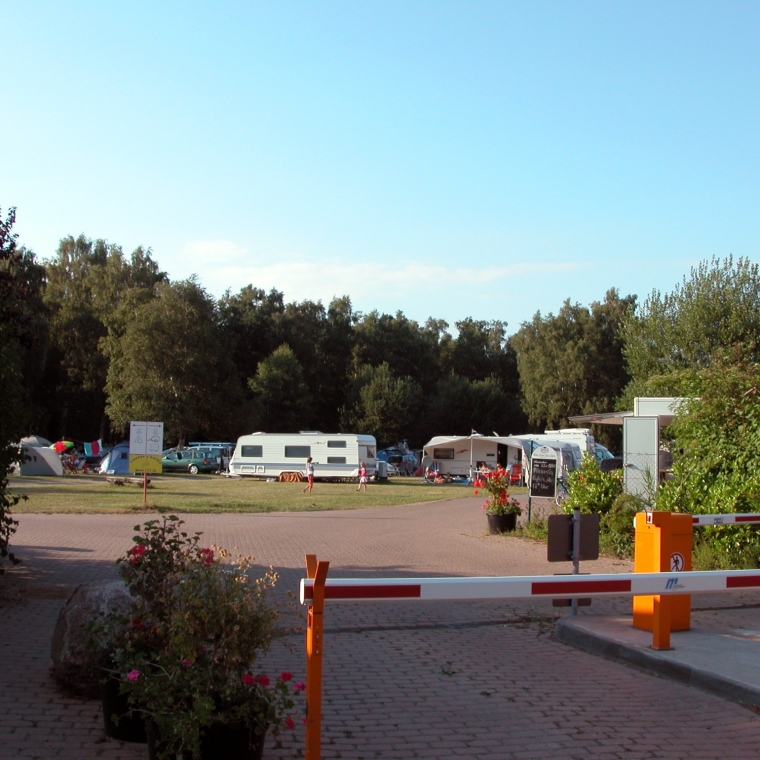 Die Einfahrt zum Campingplatzgelände