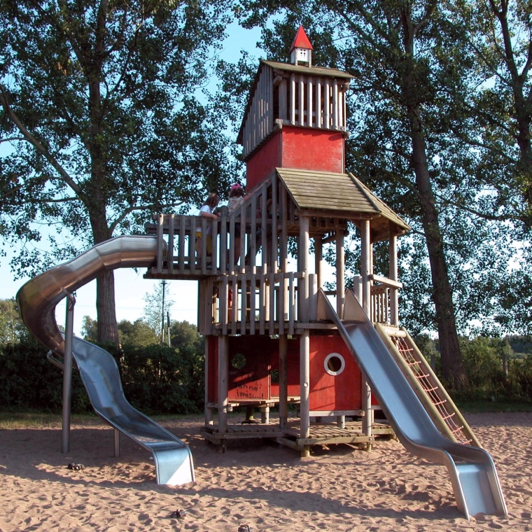 Der Kletterturm auf dem Spielplatz im OstseeCamp Dierhagen