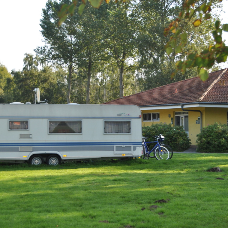 Stellplatz am Sanitärgebäude 4