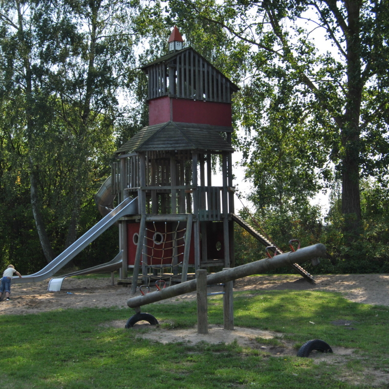 Kletterturm und Wippe