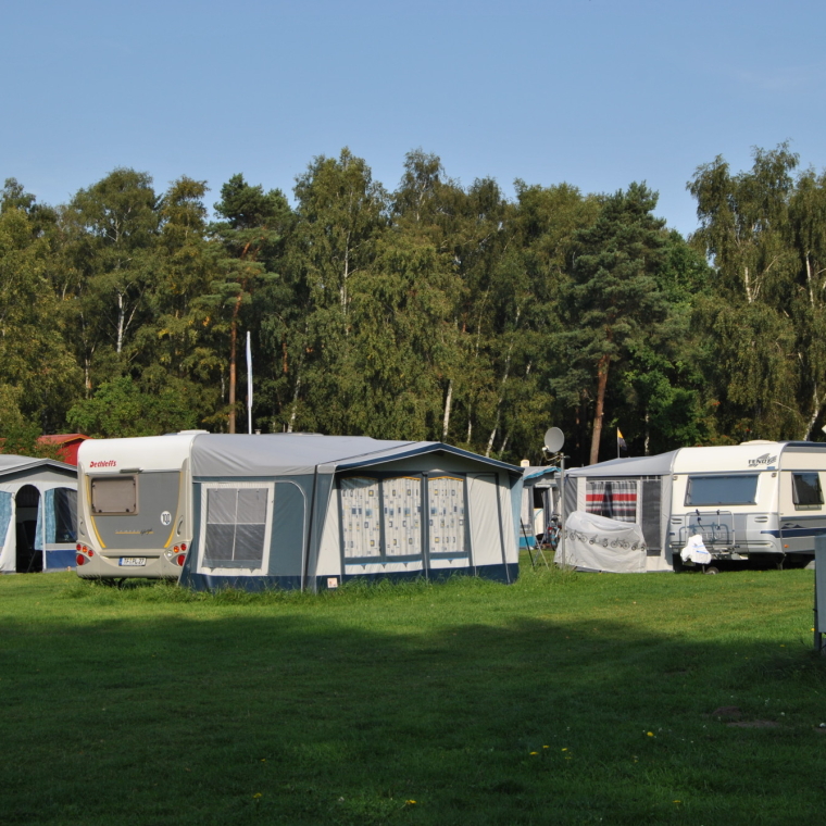 Dauerstellplätze auf der Wiese 8